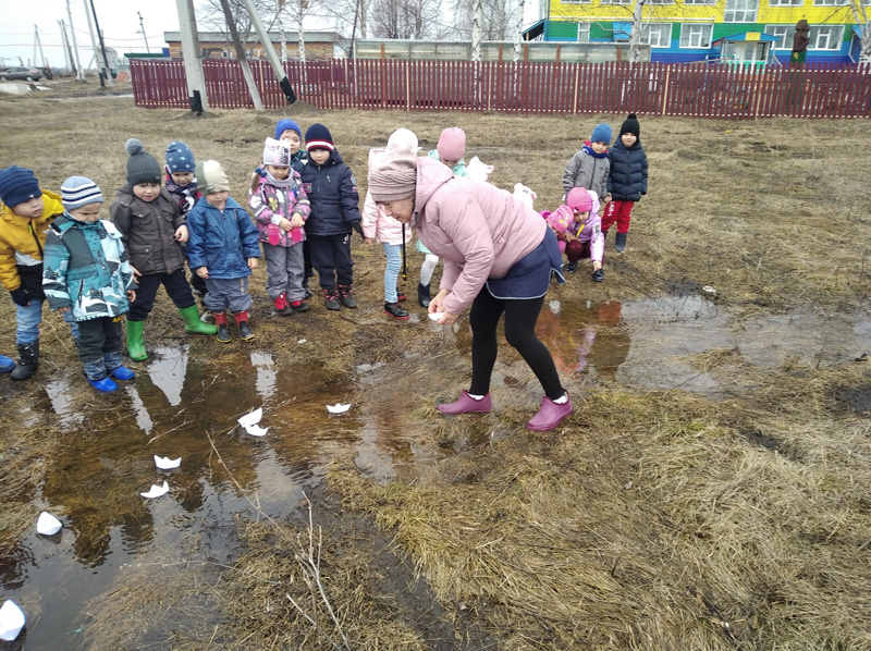 Наблюдение за бумажными корабликами.