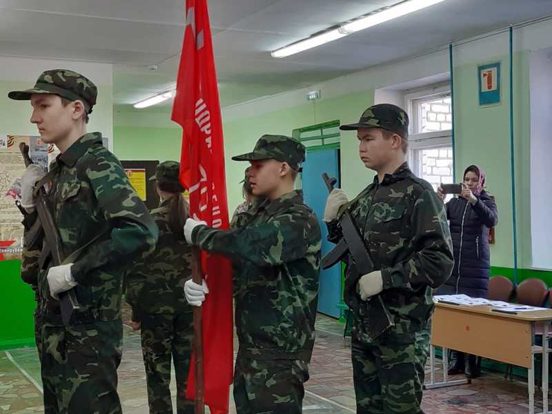 Часовой у Знамени Победы!