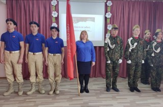 В Кильдюшевской школе прошла торжественная церемония, посвященная приему Знамени Победы