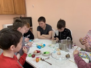 Накануне светлого праздника Пасхи для ребят был организован мастер-класс по окраске яиц
