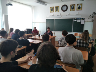 В литературной гостиной состоялась встреча учащихся 10 класса с поэтами Новочебоксарского литературного объединения "Крылья"