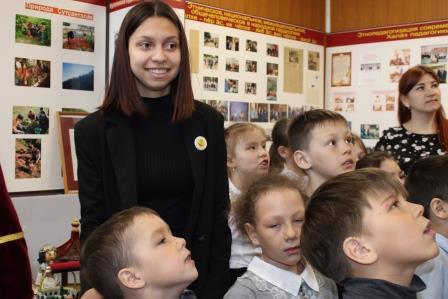 Знакомство первоклассников  с историей детской – юношеской организации «Ростки Яковлева» через экспозиции школьного музея Этнопедагогики.