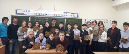 Уроки плетения из лозы прошли сегодня для семиклассников, воспитанников О.С. Аркадьевой и первой учительницы О.Г. Гурьевой.