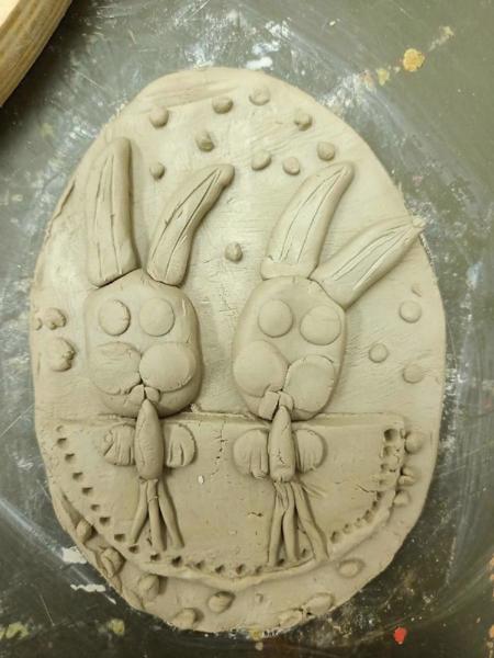 Воспитанники 3 и 4 классов изготовили глиняные фигурки  «Пасхальные зайцы»