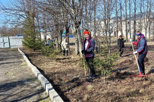 На территории МБОУ «Новомуратская СОШ» прошел субботник по очистке территории