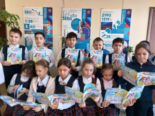 Учащиеся школы читают журнала "Тетте"