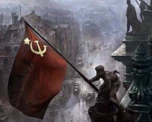30 апреля 1945 года советские воины водрузили Знамя Победы над зданием рейхстага в Берлине