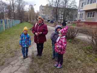 Дошколята детского сада №25 «Гнёздышко» вручают георгиевскую ленту».