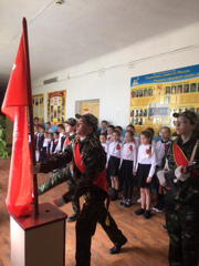 В школе проходит акция "Вахта памяти у знамени Победы"