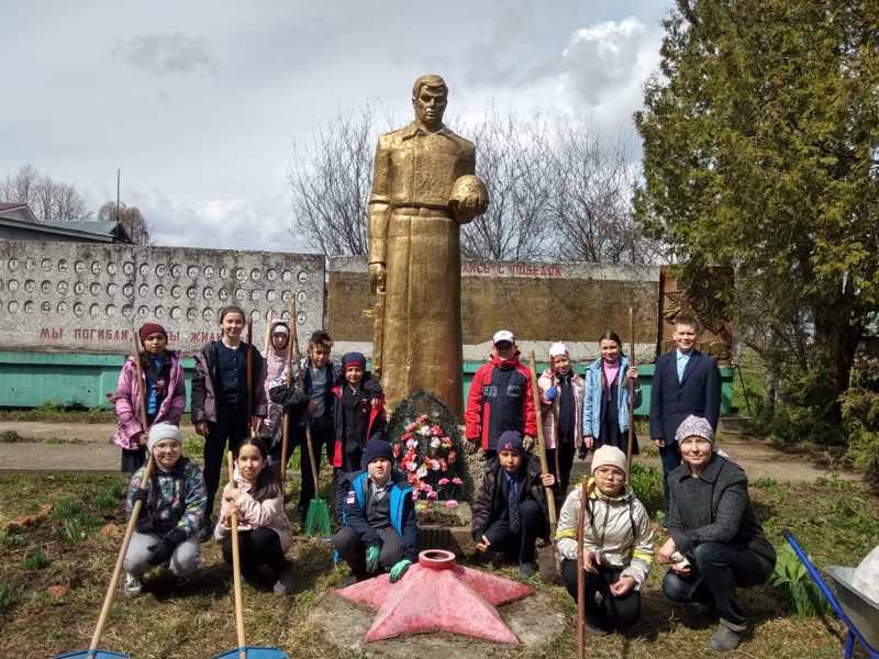 Благоустройство территории памятника в д.Верхние Ачаки