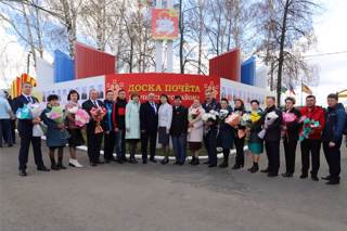 Обучающиеся и педагоги МБОУ «Яльчикская СОШ»  на празднике Весны и Труда