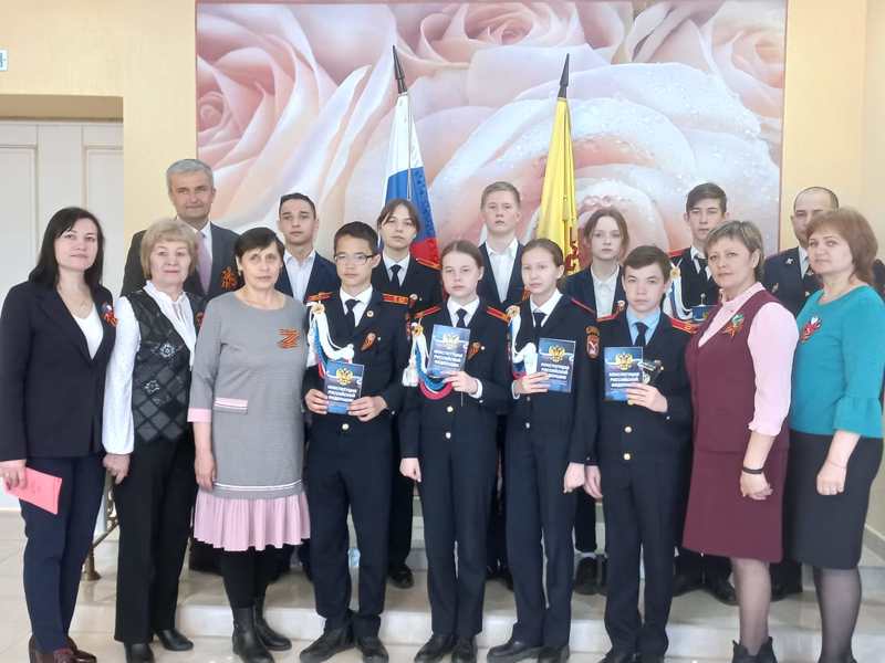 В канун Дня Победы школьникам торжественно  вручили паспорта.