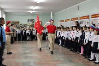 Сегодня в школе №9 дали старт патриотической акции "Часовой у Знамени Победы"