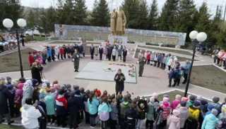У мемориального комплекса павшим воинам по ул. Ленина,  прошли сегодня уроки Мужества для учащихся 1 - 4, 5 - 7 классов.