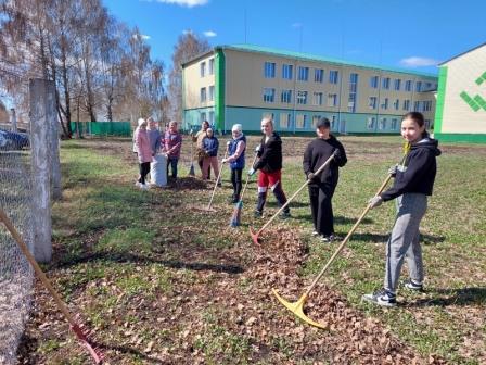 Субботник по благоустройству территории.