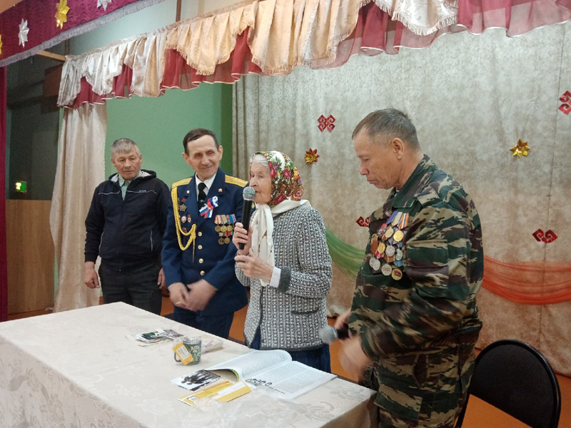 В Калайкасинской школе в гостях побывала классная руководительница Татарова Алексея Митрофановича, воина интернационалиста, погибшего в Афганистане.