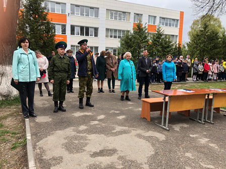 В МАОУ СОШ №3 состоялся смотр строя и песни, посвященный 77-ой годовщине Победы в Великой Отечественной войне.