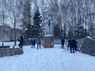 Волонтеры МБОУ «Лащ-Таябинская СОШ им. В.В.Андреева» провели акцию «Чистый памятник»