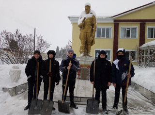 Рейд по очистке территории около памятника