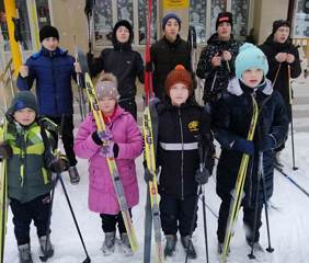 Катание на лыжах - один из наиболее популярных, интересных, очень полезных видов проведения досуга зимой