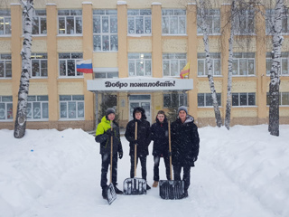 Сегодня волонтёры школы (ученики 10 класса) помогли в расчистке снега на прилегающей к школе территории👏👏👏