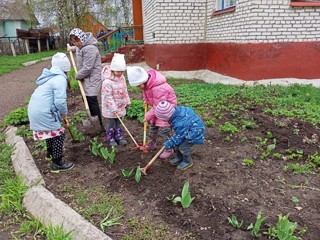 Прошла районная акция "Цветы Победы",  приуроченная к 77-ой годовщине Победы в Великой Отечественной войне 1941-1945 гг.