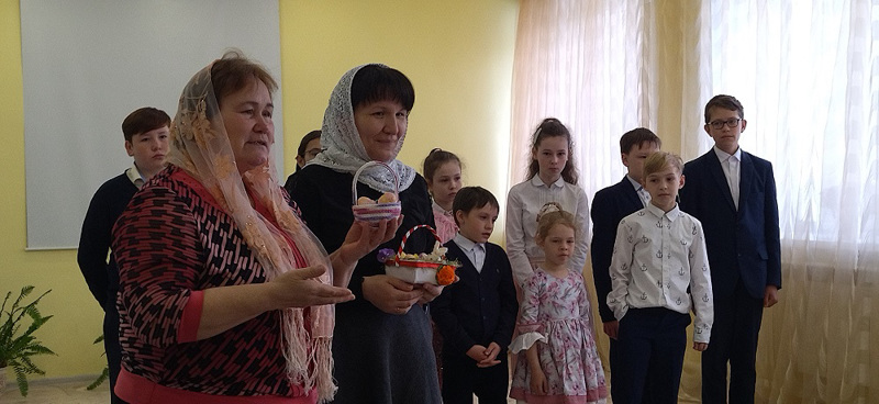 Воспитанники воскресной школы у ребят Шумерлинского центра для детей – сирот