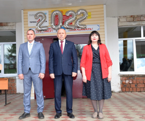 Глава администрации района поздравил с завершением учебного года учащихся Батыревской СОШ №2