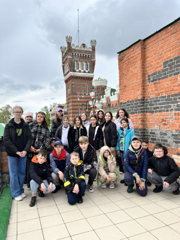 28 мая обучающиеся 6"В" и 7"В" классов на теплоходе отправились в путешествие в Шереметьевский замок
