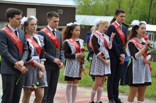 Глава администрации Вурнарского района Андрей Тихонов поздравил выпускников Ермошкинской школы