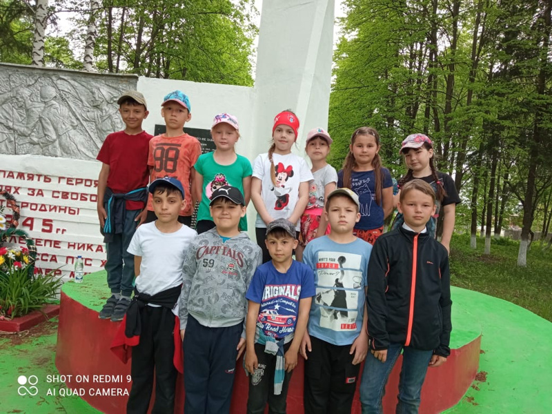 Третий день лагеря «Планета детства» был посвящен Дню героев России. Воспитанники отряда «Авокадо» посетили памятник Павшим воинам в Великой Отечественной войне.