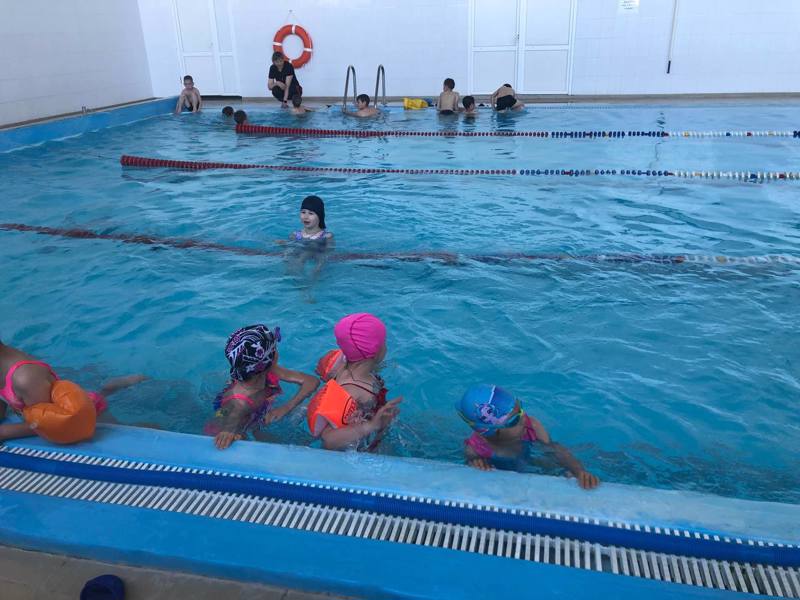 Воспитанники летнего пришкольного лагеря с дневным пребыванием детей продолжили смену посещением бассейна