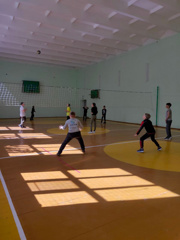 В честь Дня России состоялась организованная нашим школьным спортивным клубом «Волейбол» товарищеская встреча волейбольных команд
