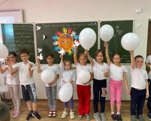 День Мира в пришкольном лагере МБОУ СОШ №2 начали с песни «Берегите мир»
