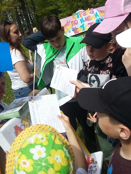 1 июня 2022 года в пришкольном лагере «Веснушки» праздник детства начался с участия в городском праздничном мероприятии «Калейдоскоп веселья».