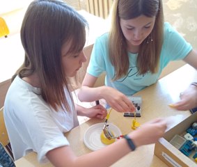 Воспитанники пришкольного лагеря для одаренных детей продолжили сегодня цикл занятий по подготовке к олимпиаде по физике