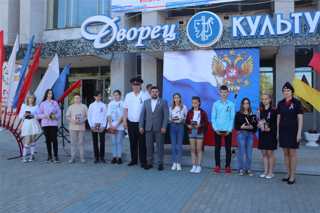 Вручение паспорта учащейся 8Б кадетского класса Гуляевой Екатерине