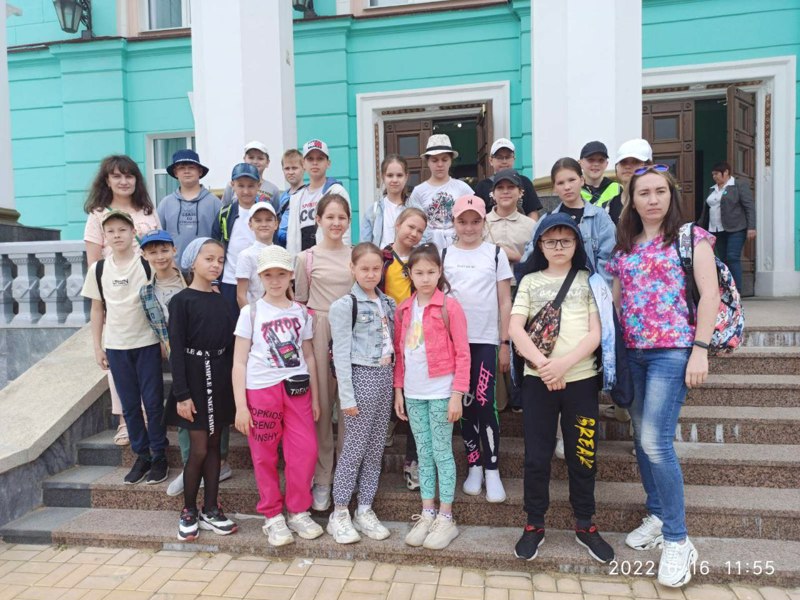 Воспитанники лагеря с дневным пребыванием детей посетили Русский драмтеатр