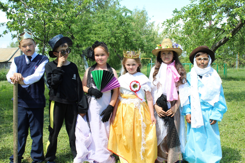 Детей в лагере «Заречье» в Казани одели в противогазы и защитные костюмы
