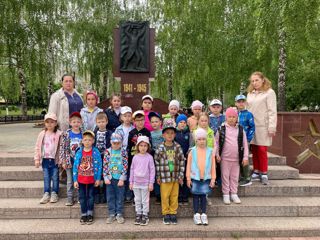 Воспитанники детского сада "Золотой ключик" почтили память на Аллее славы