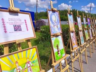 Выставка творческих работ обучающихся отделения  «Изобразительное искусство» на районном празднике песни, труда и спорта «Акатуй-2022»