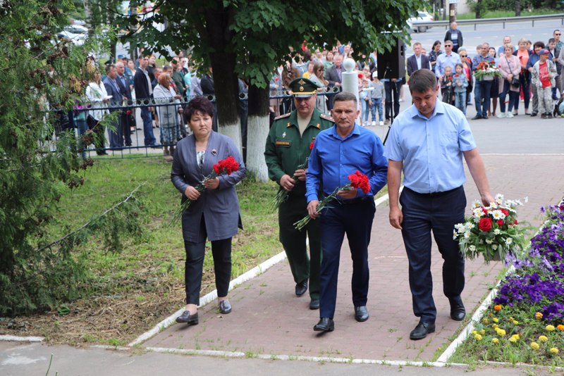 Традиционно в День памяти и скорби в п. Кугеси у памятника Неизвестного солдата состоялось возложение цветов и  траурный митинг.