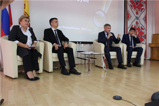 Дмитрий Захаров: в Чувашии прошел межрегиональный форум учителей чувашского языка «В единстве - сила»