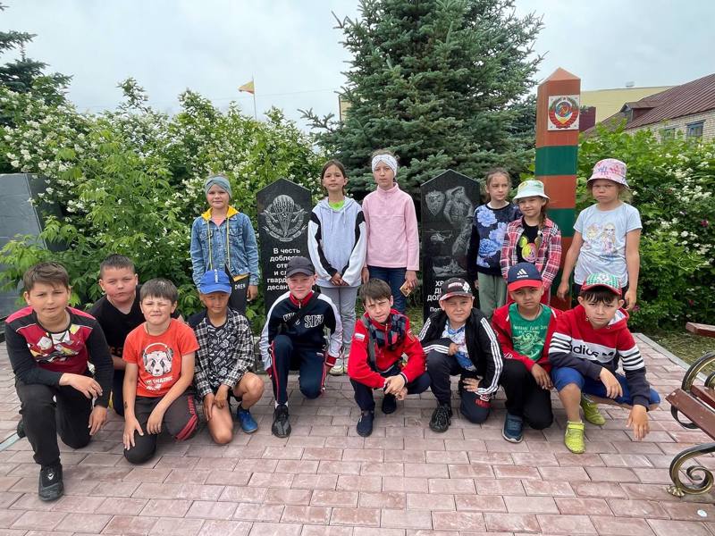 Воспитанники лагеря посетили памятные места Янтиковского района
