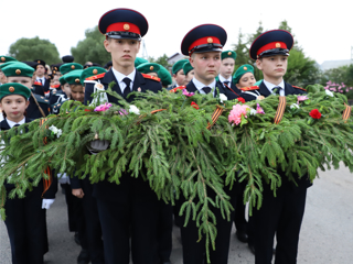 Кадеты МБОУ «Комсомольская СОШ №2» участники акции «Свеча памяти»