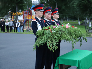 Кадеты МБОУ «Комсомольская СОШ №2» участники акции «Свеча памяти»