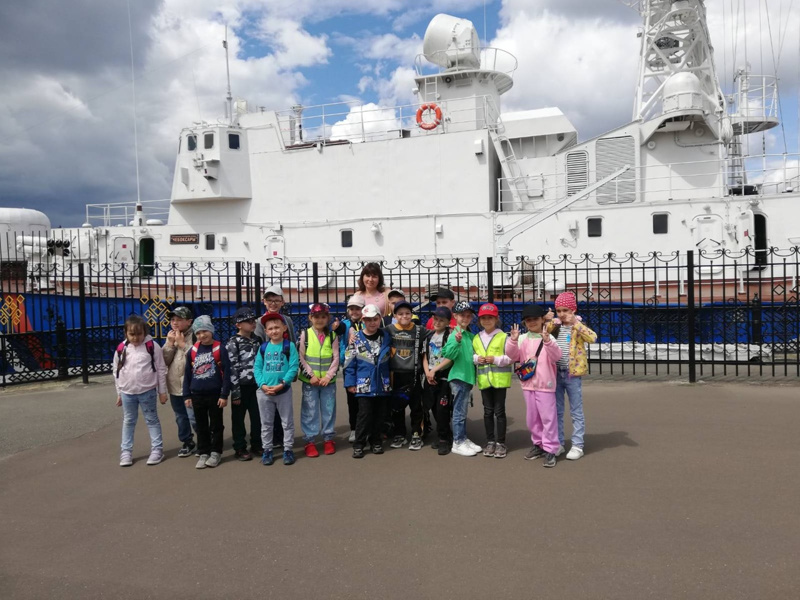 Воспитанники лагеря с дневным пребыванием детей продолжают посещать экскурсии по музею на сторожевом корабле "Чебоксары"