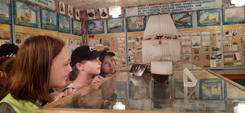 Оздоровительные и кадетские спортивные отряды лагеря с дневным пребыванием детей " Планета детства" посетили Морской музей ДОСААФ