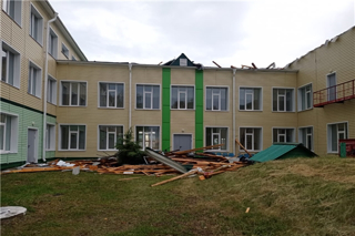 Накануне сильный ветер затронул и школы Комсомольского района