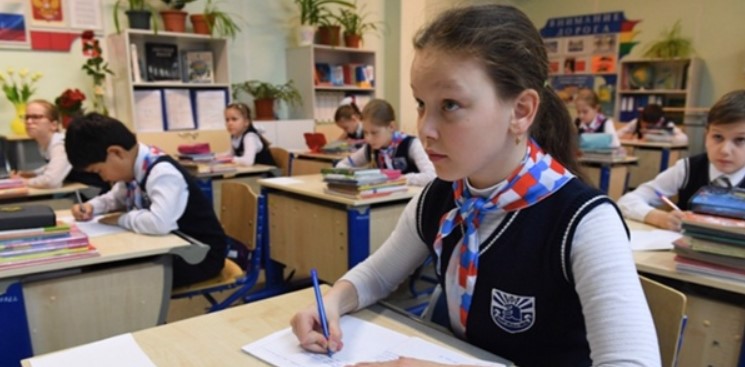 Российские школы не откажутся от обучения по бумажным учебникам